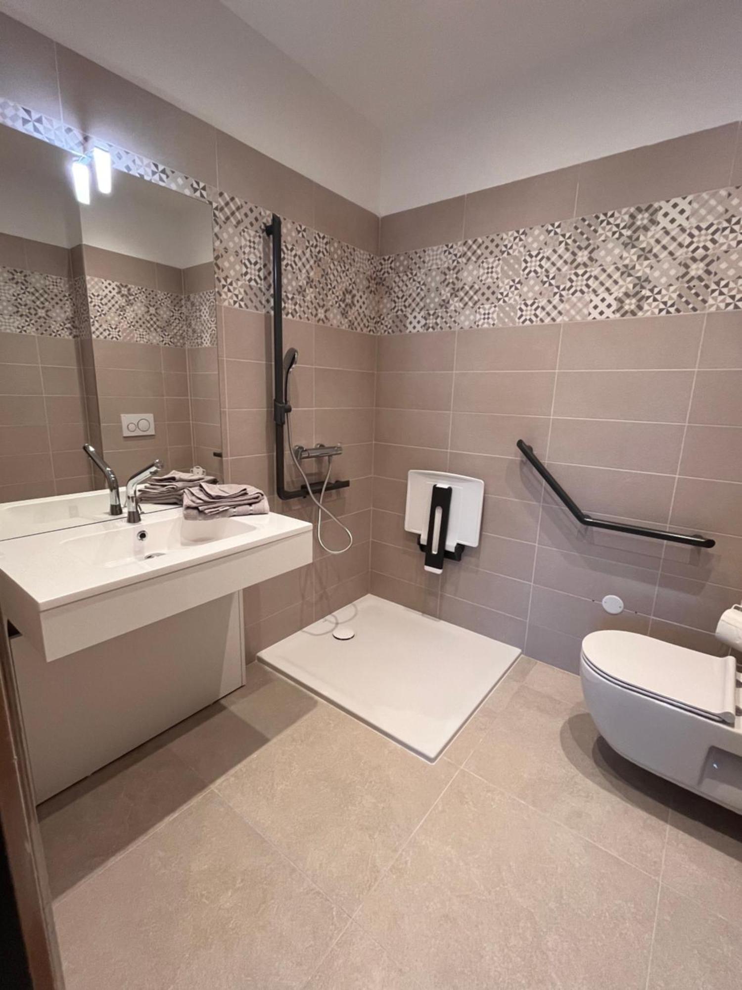 Hdg Hotel Gare De L'Isle Adam Appart'S Hotel Parmain エクステリア 写真
